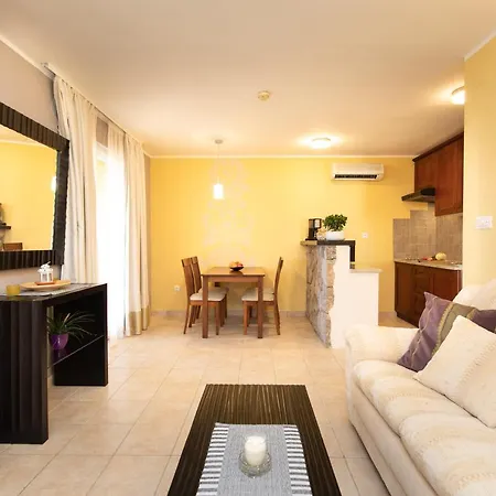 Appartment House Zara * Brzac